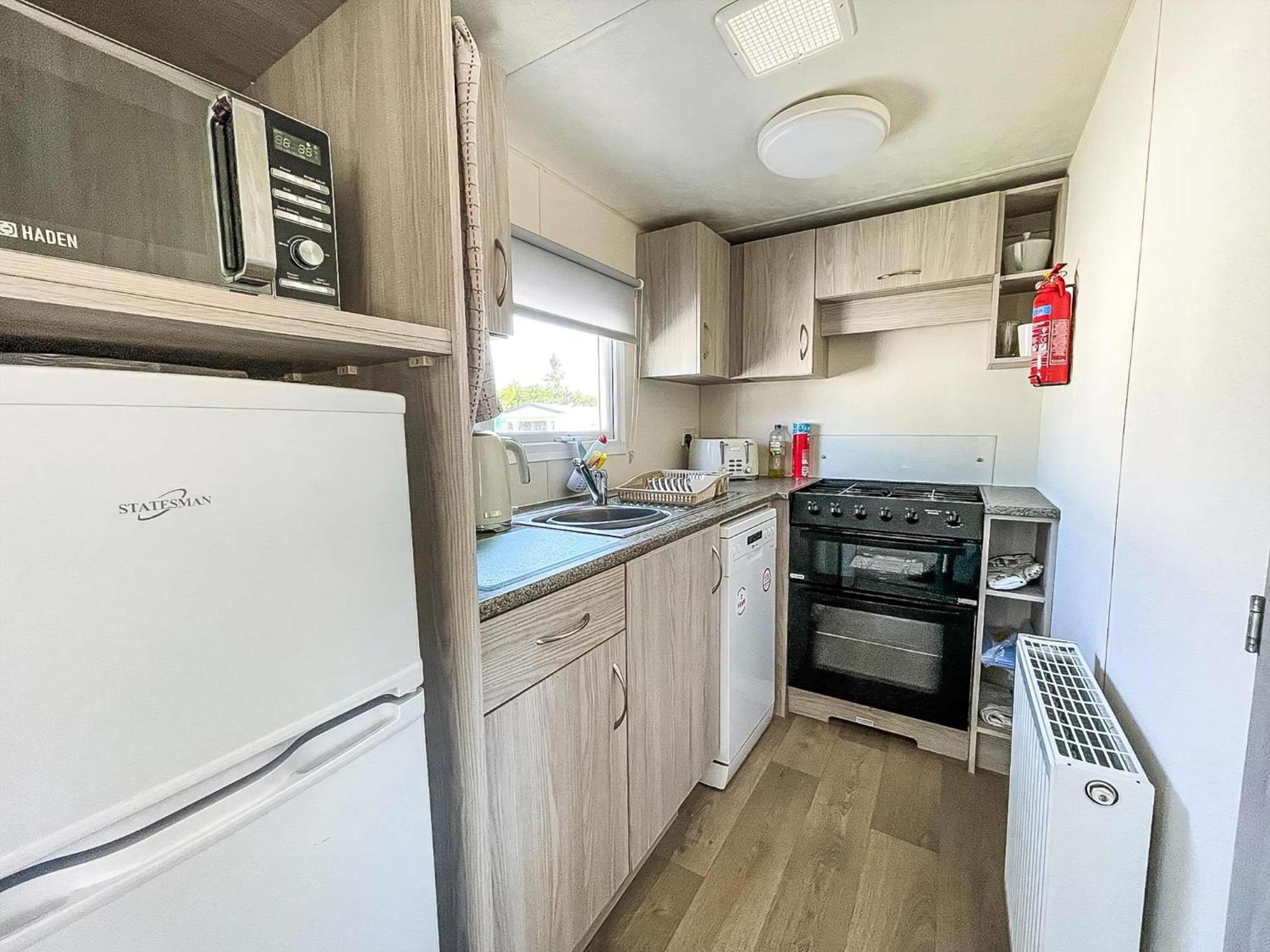 Gorgeous Caravan With Decking In Breydon Water Holiday Park, Ref 10081B Belton with Browston Zewnętrze zdjęcie