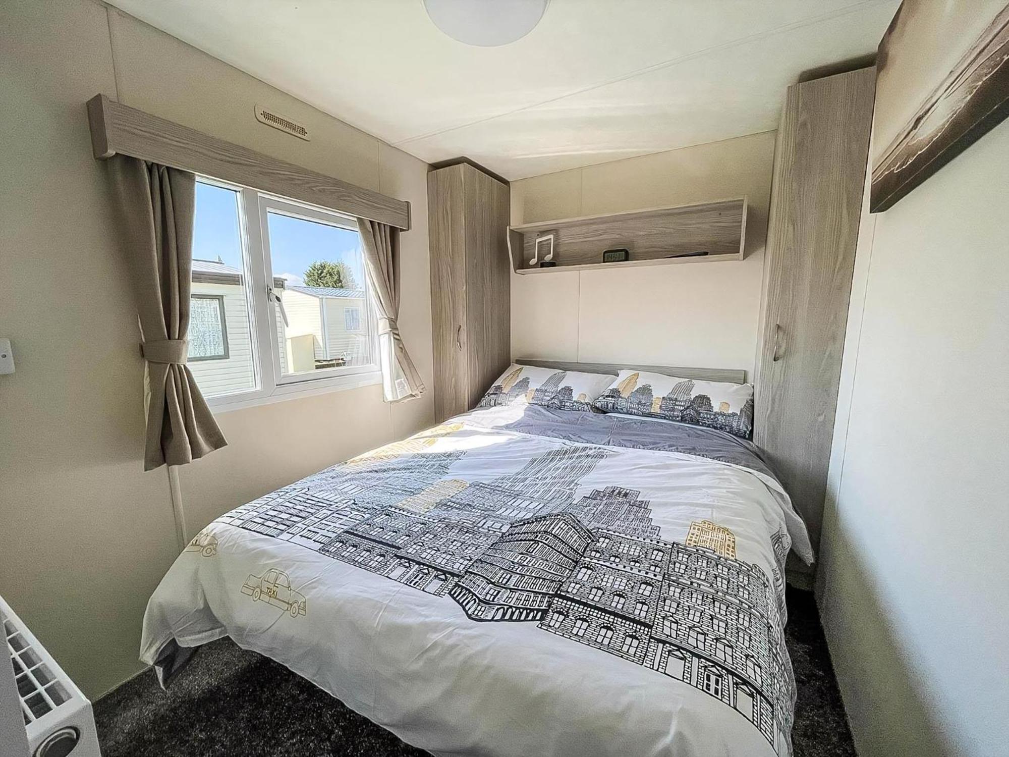 Gorgeous Caravan With Decking In Breydon Water Holiday Park, Ref 10081B Belton with Browston Zewnętrze zdjęcie