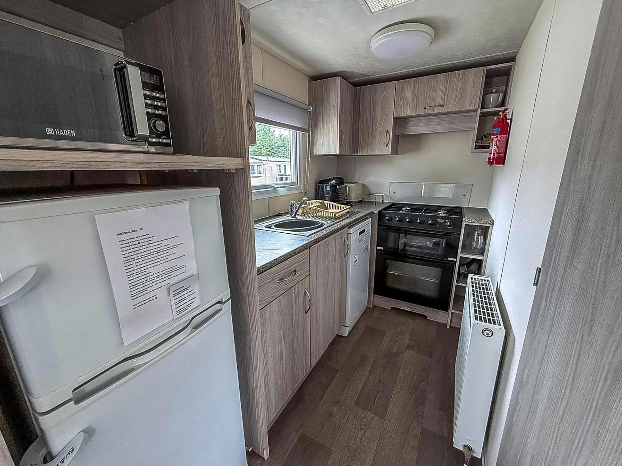 Gorgeous Caravan With Decking In Breydon Water Holiday Park, Ref 10081B Belton with Browston Zewnętrze zdjęcie