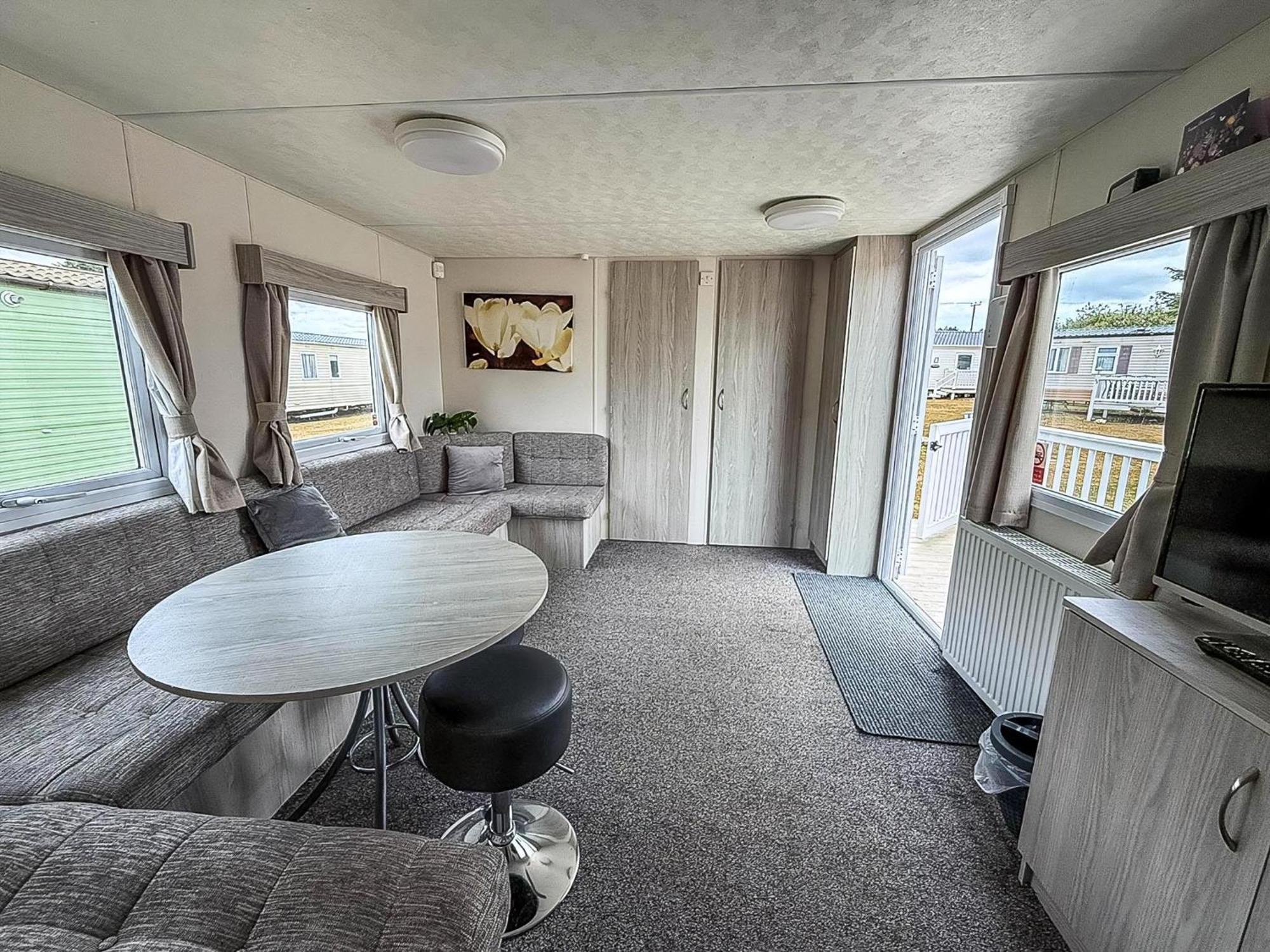 Gorgeous Caravan With Decking In Breydon Water Holiday Park, Ref 10081B Belton with Browston Zewnętrze zdjęcie